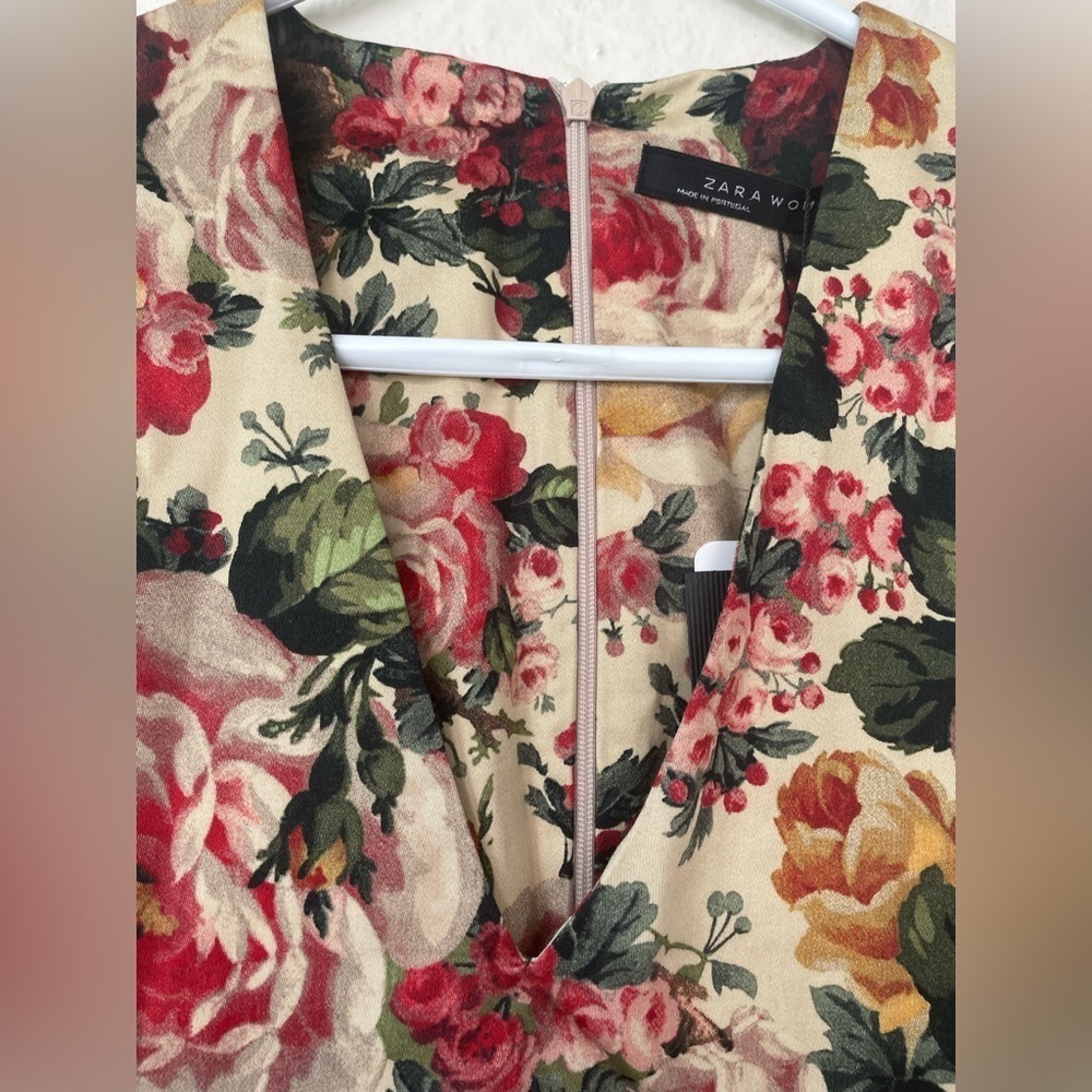 NWT Zara v-neck crop top, cream/green/pink brocade floral design, zip back; XS - Picture 3 of 8